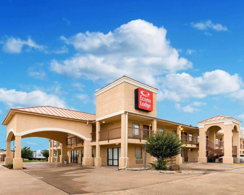 a hotel with a sign on the front of it at Econo Lodge Hillsboro I-35 in Hillsboro