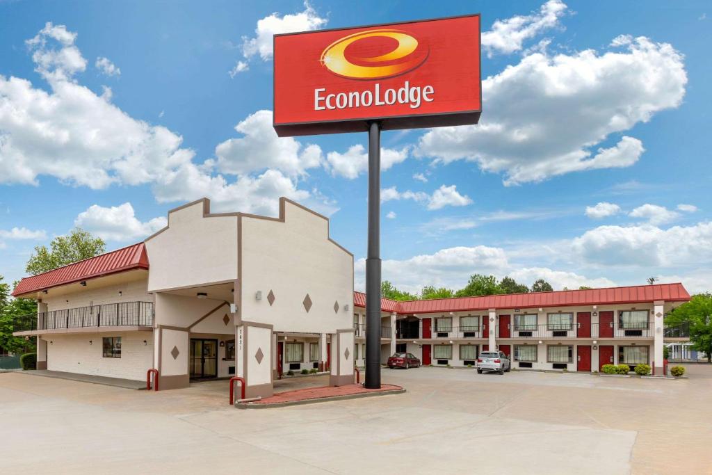 een bord voor een gebouw met een hotel bij Econo Lodge in Chattanooga