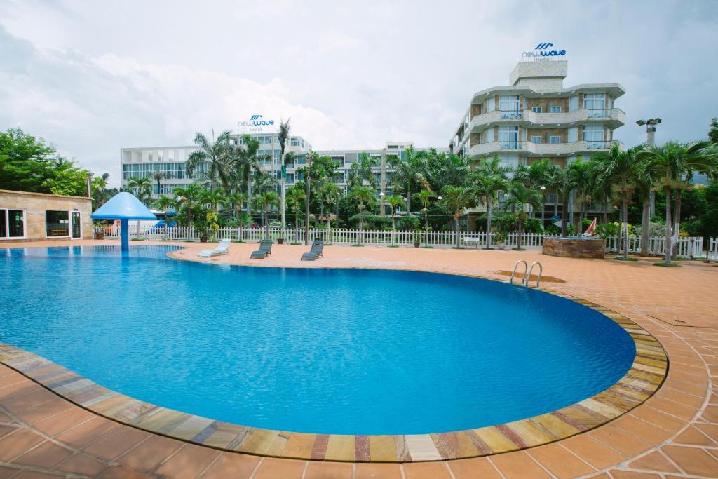 einem großen Pool vor einem Gebäude in der Unterkunft New Wave Vung Tau Hotel in Vũng Tàu