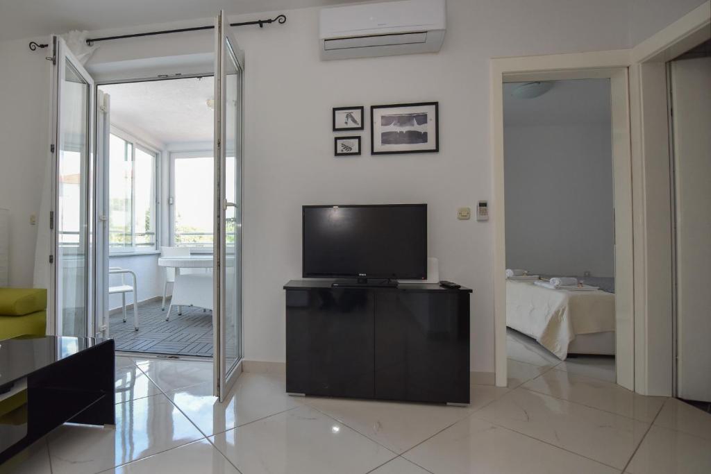 TV a/nebo společenská místnost v ubytování Brunchi apartment Novalja
