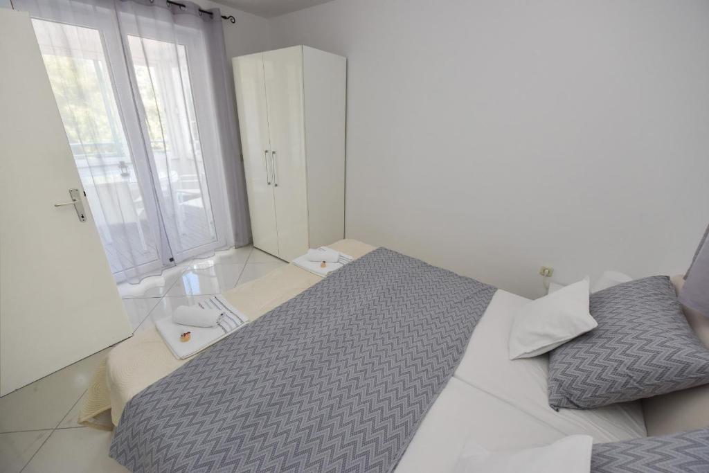 Postel nebo postele na pokoji v ubytování Brunchi apartment Novalja