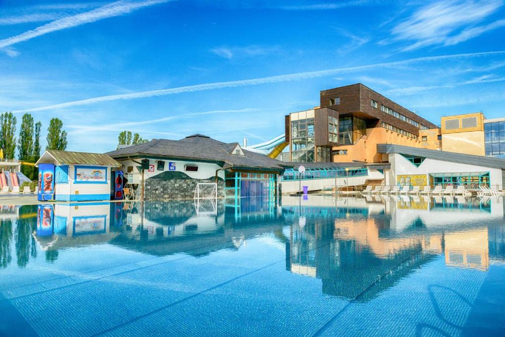 Bazén v ubytování Hotel AquaCity Seasons nebo v jeho okolí