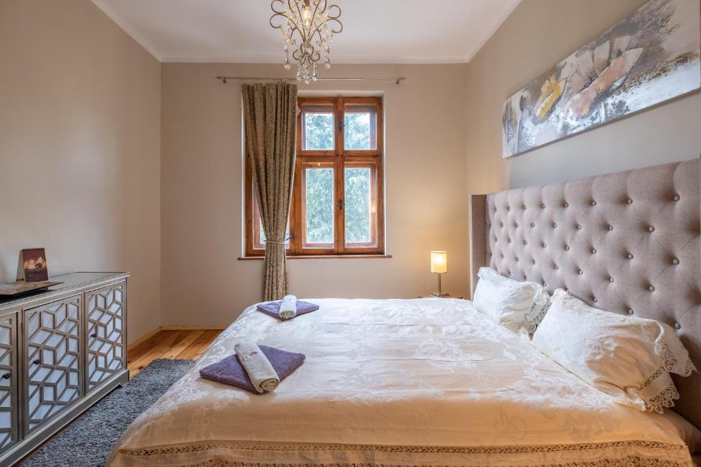 Postel nebo postele na pokoji v ubytování City Center Stylish 3 Bedroom Apartment