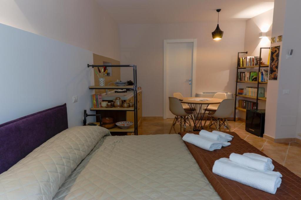 Postel nebo postele na pokoji v ubytování Bed&Book