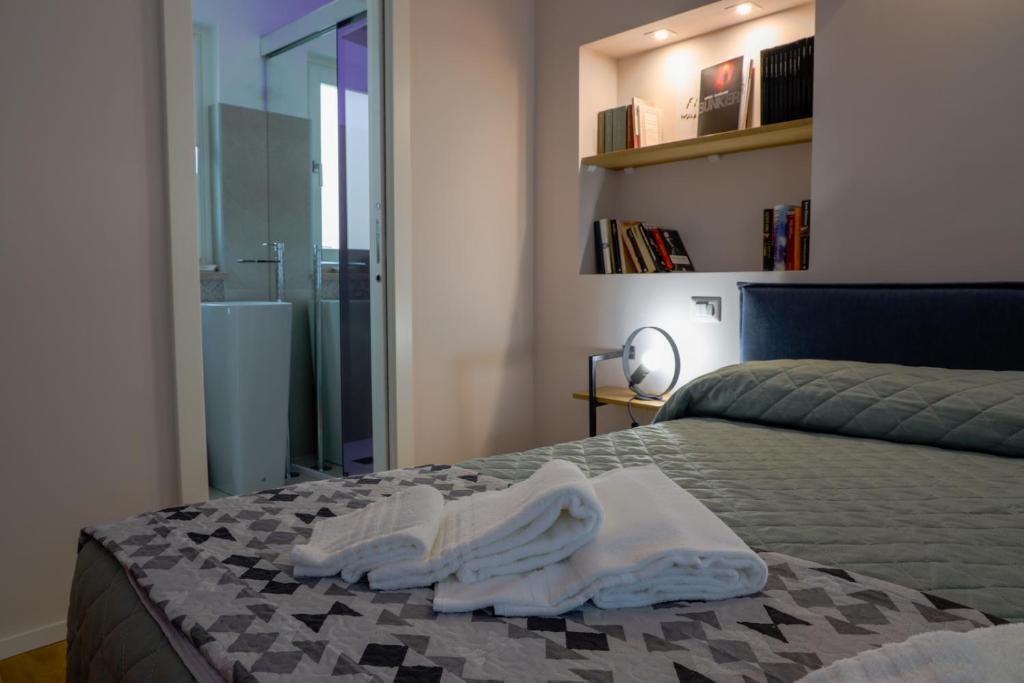 Postel nebo postele na pokoji v ubytování Bed&Book