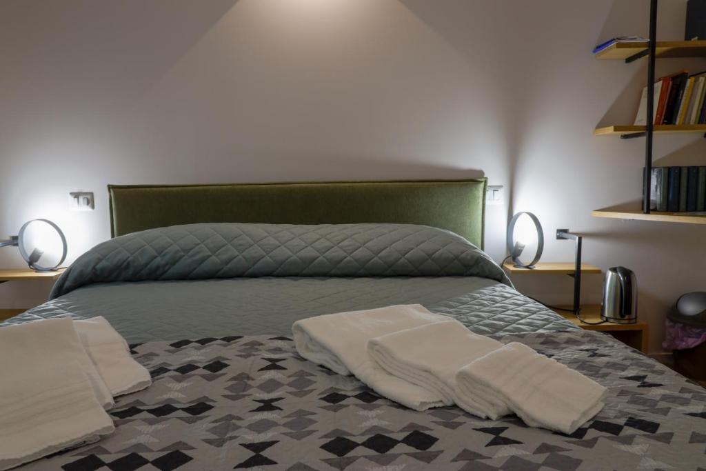 Postel nebo postele na pokoji v ubytování Bed&Book