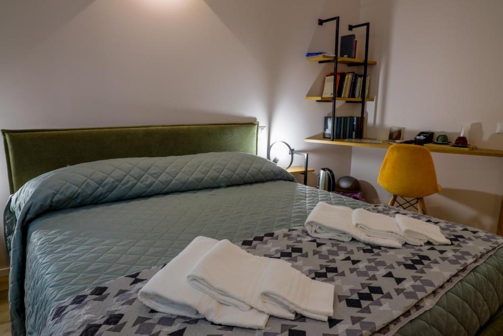 Postel nebo postele na pokoji v ubytování Bed&Book