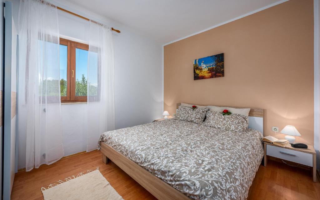 Postel nebo postele na pokoji v ubytování Apartments Drenje 294