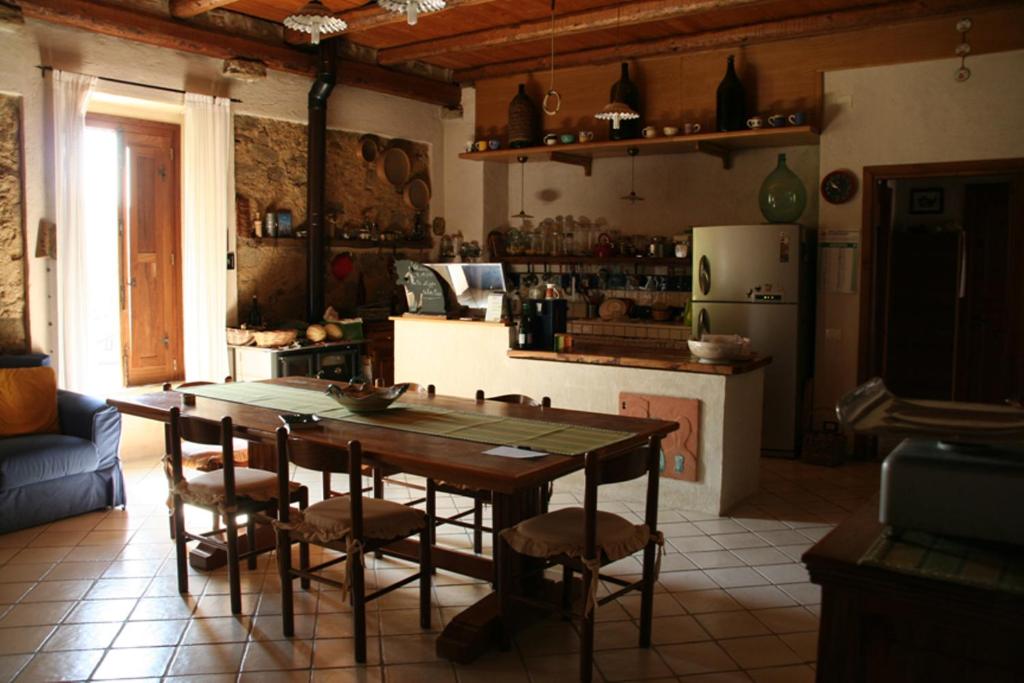 トルキアーラにあるRosacanina B&Bのキッチン(テーブル、椅子、冷蔵庫付)