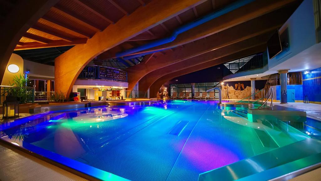 Piscina de la sau aproape de Hotel AquaCity Mountain View