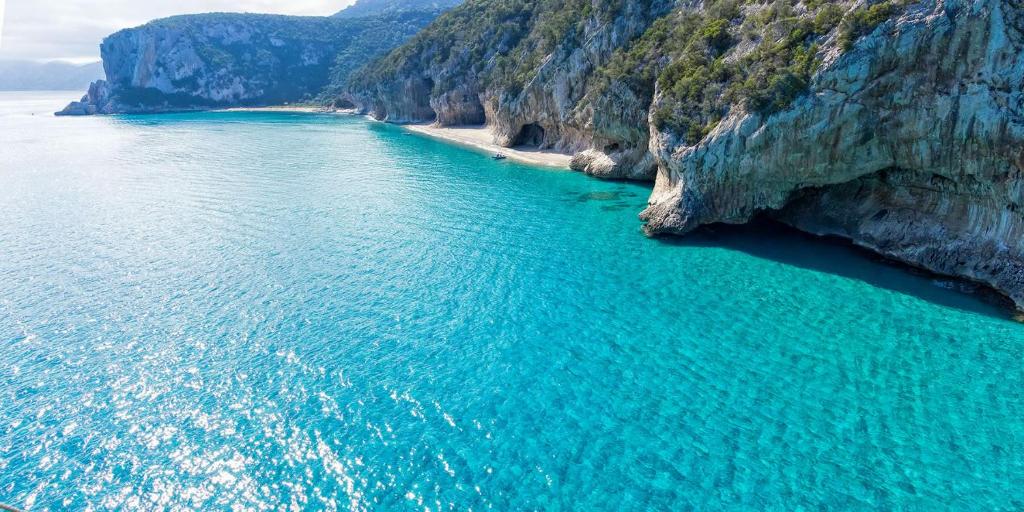 una vista aérea de una playa junto a un acantilado en Near The Port Apartment, en Cala Gonone