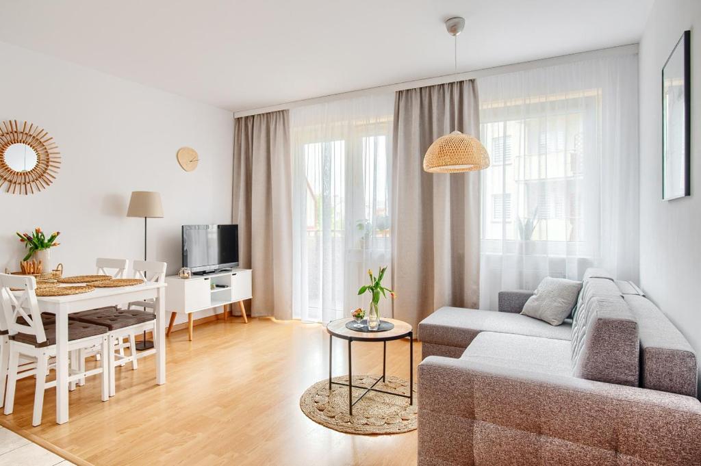 ein Wohnzimmer mit einem Sofa und einem Tisch in der Unterkunft Apartament GORZÓW in Gorzów Wielkopolski