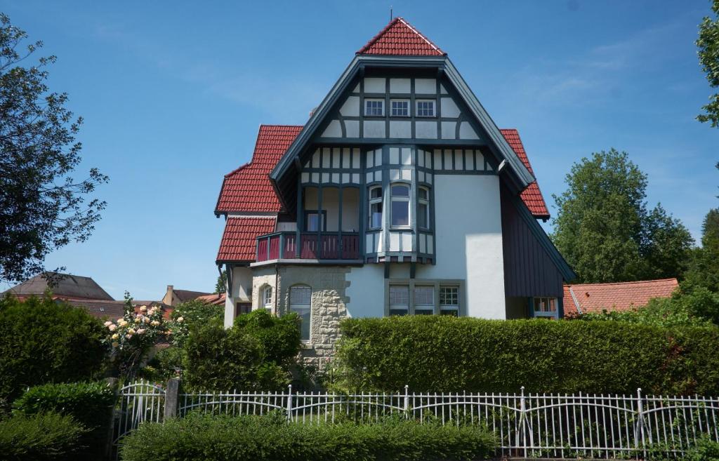 una casa grande con techo de gambrel en Villa Beckmann, en Gengenbach