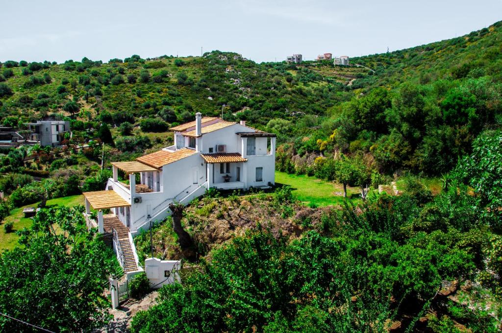 widok z góry na dom na wzgórzu w obiekcie Villa Von Sophia w mieście Petriaí