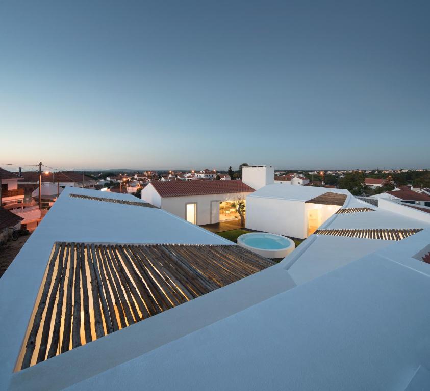 uma vista do telhado de um edifício em Pátio do Meco em Setúbal