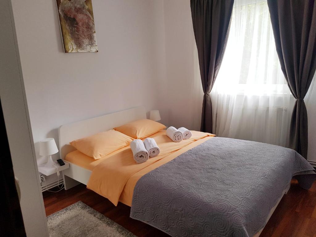 sypialnia z łóżkiem z dwoma ręcznikami w obiekcie Armonia w Braszowie