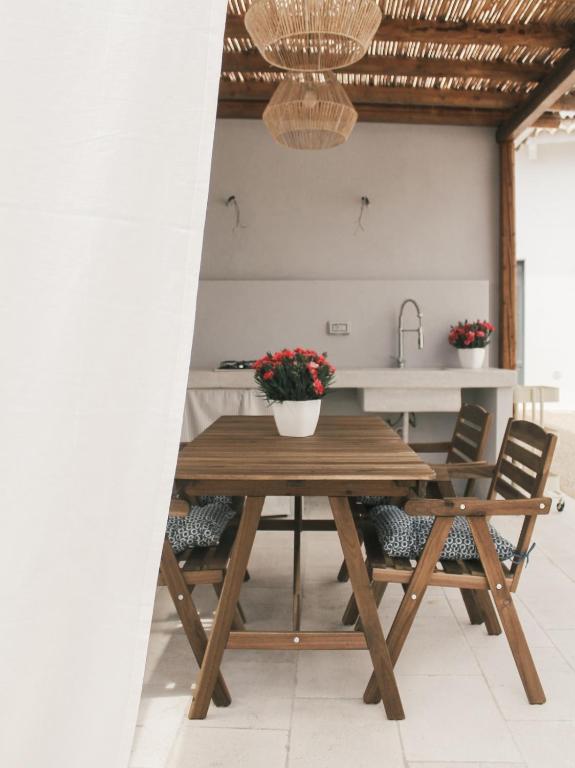 a table and chairs in a kitchen with a sink at Casa Clementa in Pula