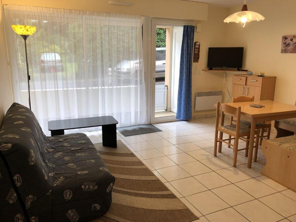 un salon avec un canapé et une table dans l'établissement Location à la semaine Paradis de Saint Cast, à Saint-Cast-le-Guildo