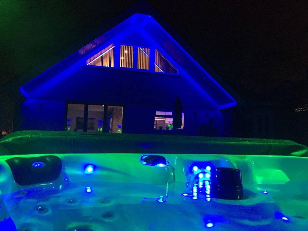 Bazén v ubytování Luxury Pamper Home Hot Tub & Sauna Ladies Retreat nebo v jeho okolí