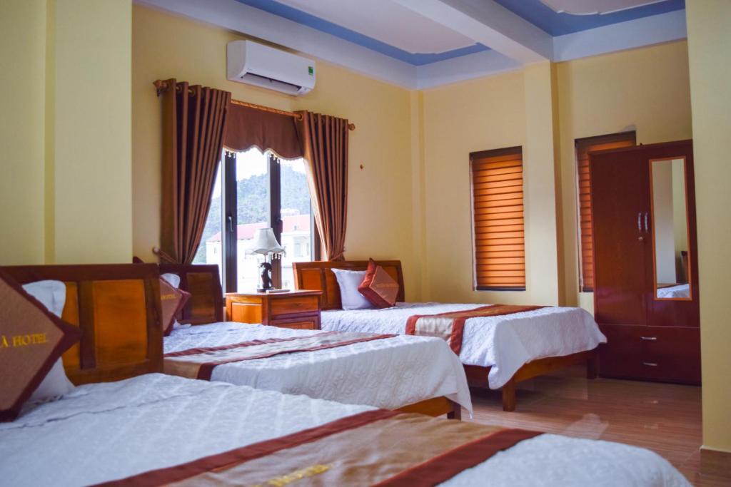 Tempat tidur dalam kamar di Phong Nha Orient Hotel