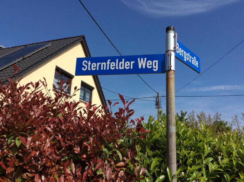 a street sign for starrider way in front of a house at Ferienwohnung Sternfeld in Osburg