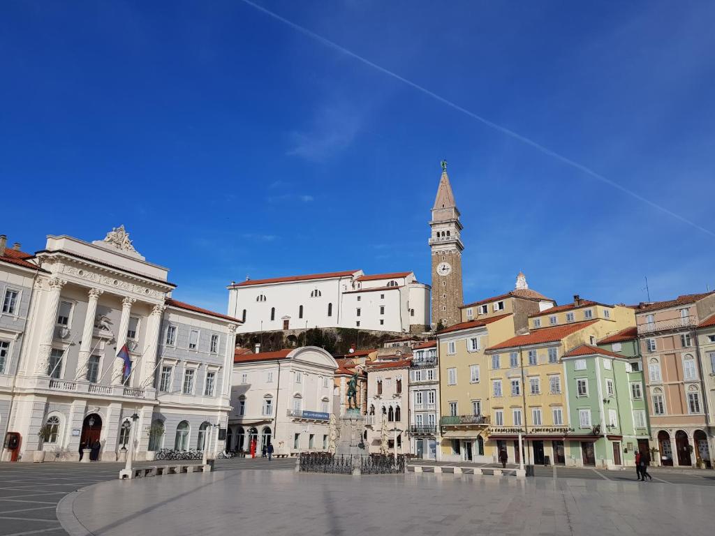 Vista generica su Pirano o vista sulla città dall'interno dell'affittacamere