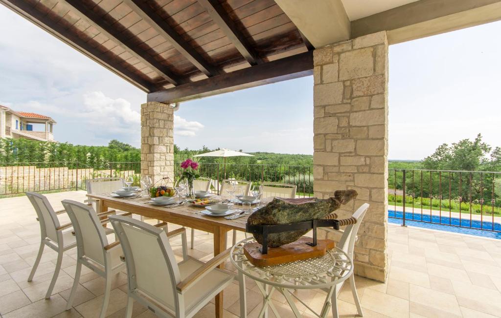 Basen w obiekcie Villa Sterpazzi - near Porec with Sea View, private Jacuzzi, Sauna and Pool lub w pobliżu