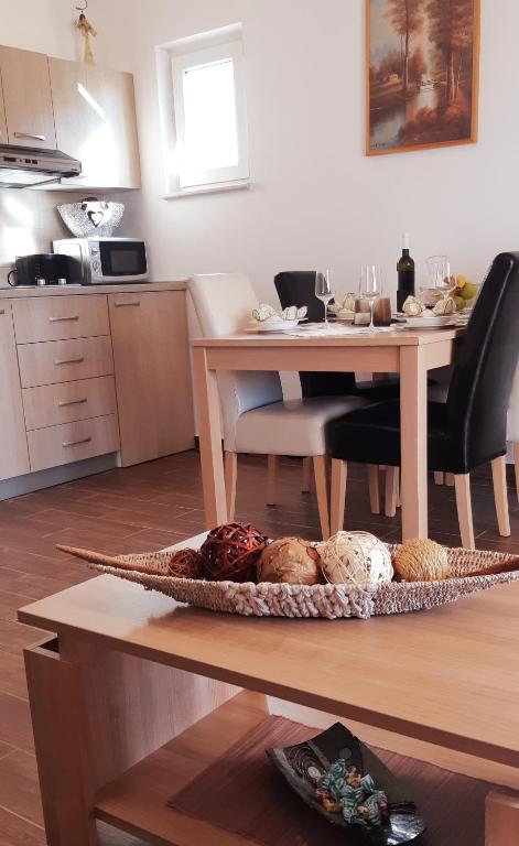 Kuchyňa alebo kuchynka v ubytovaní Apartmani Lili