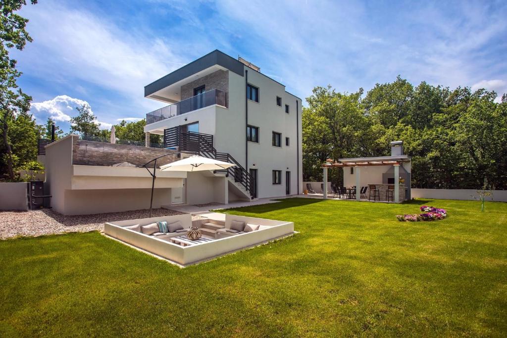 Vonkajšia záhrada v ubytovaní Villa Zora -luxurious villa with heated pool, sauna, 4 bedrooms, 10 persons max