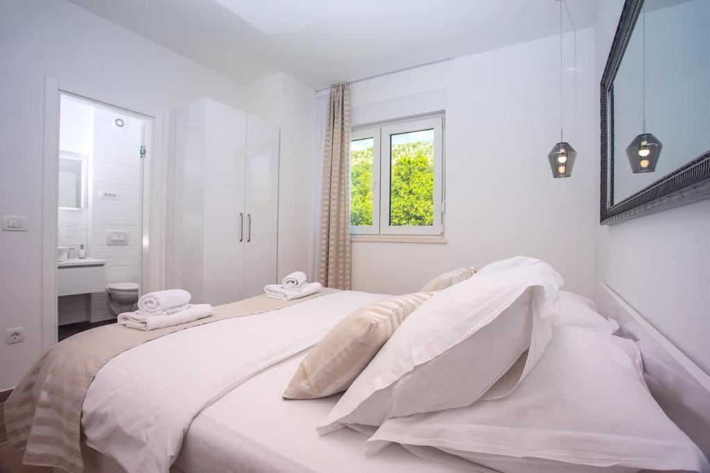 Posteľ alebo postele v izbe v ubytovaní Villa Zora -luxurious villa with heated pool, sauna, 4 bedrooms, 10 persons max