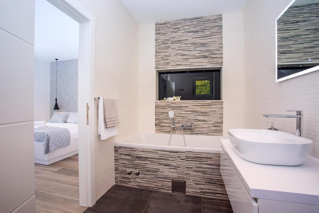 Kúpeľňa v ubytovaní Villa Zora -luxurious villa with heated pool, sauna, 4 bedrooms, 10 persons max