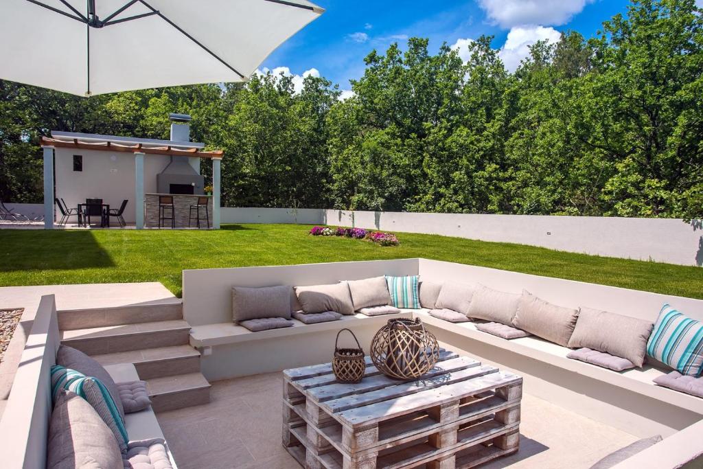 Vonkajšia záhrada v ubytovaní Villa Zora -luxurious villa with heated pool, sauna, 4 bedrooms, 10 persons max