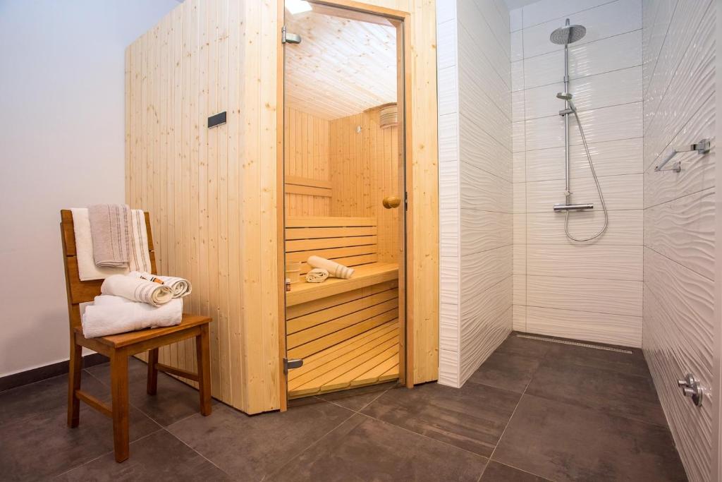 Kúpeľňa v ubytovaní Villa Zora -luxurious villa with heated pool, sauna, 4 bedrooms, 10 persons max