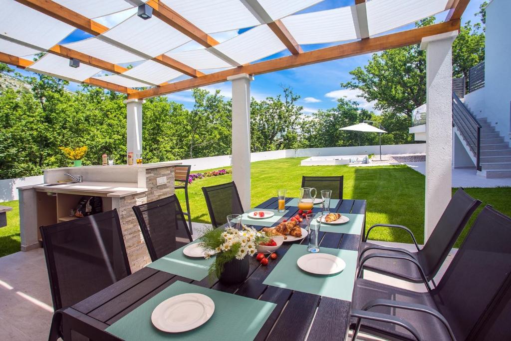 Vonkajšia záhrada v ubytovaní Villa Zora -luxurious villa with heated pool, sauna, 4 bedrooms, 10 persons max