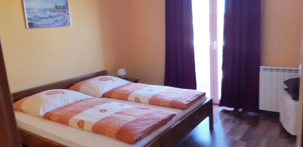 Posteľ alebo postele v izbe v ubytovaní Apartmani Lili