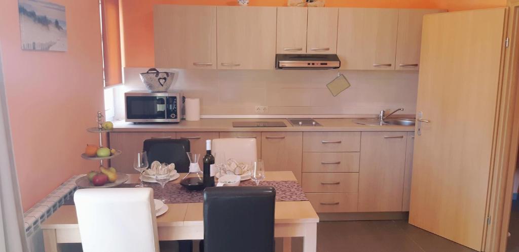 Kuchyňa alebo kuchynka v ubytovaní Apartmani Lili