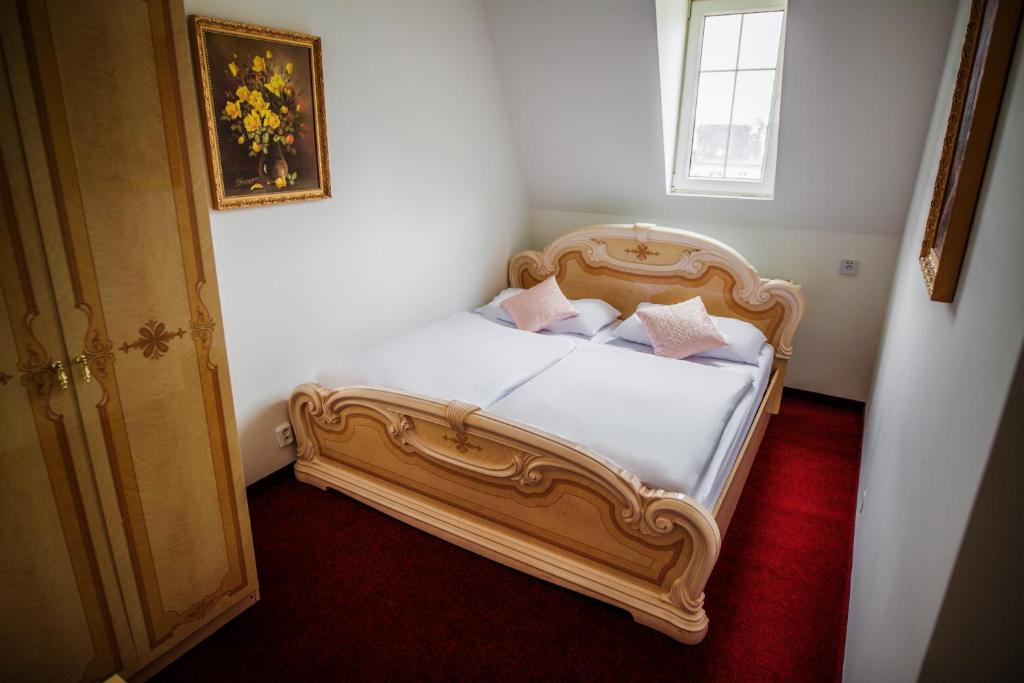 Postel nebo postele na pokoji v ubytování Hotel Dejmalik