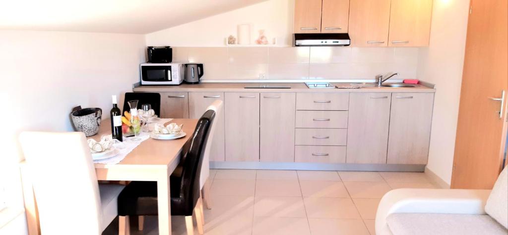 Kuchyňa alebo kuchynka v ubytovaní Apartmani Lili