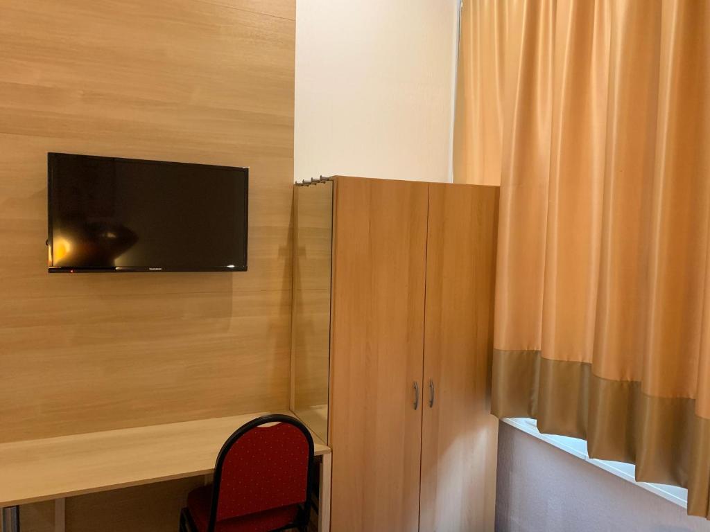 TV a/nebo společenská místnost v ubytování Hotel New Fair Munich Messe