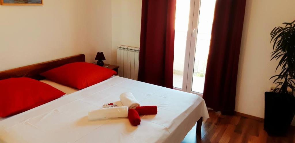 Posteľ alebo postele v izbe v ubytovaní Apartmani Lili