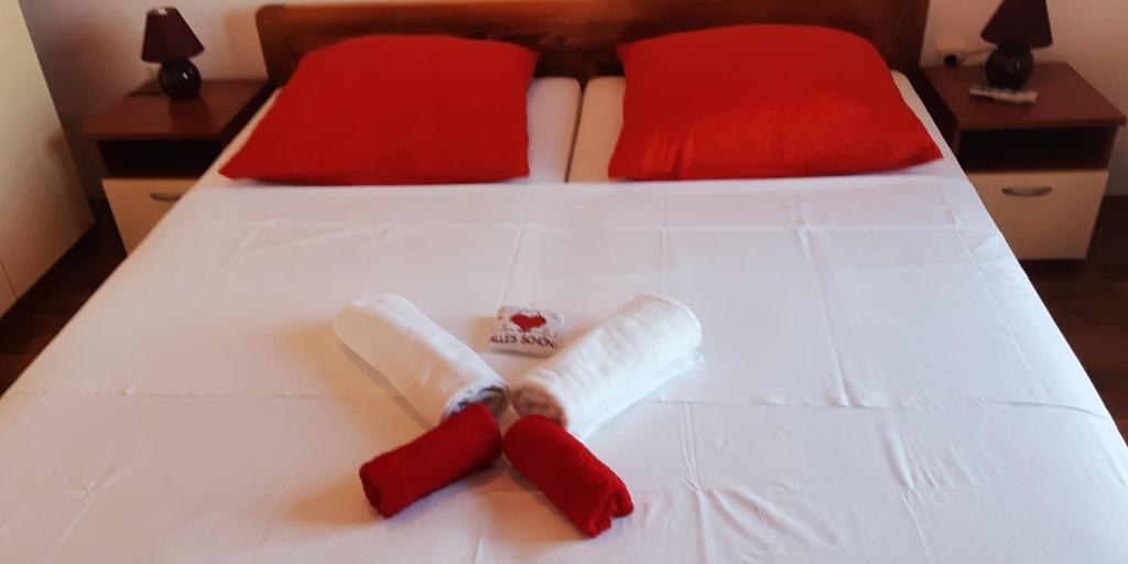 Posteľ alebo postele v izbe v ubytovaní Apartmani Lili