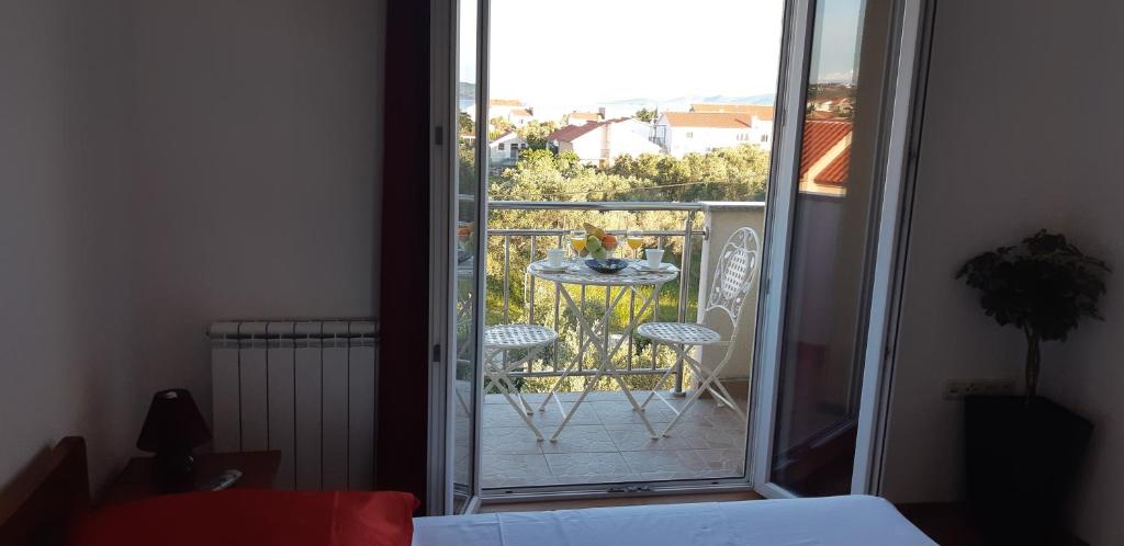 Posteľ alebo postele v izbe v ubytovaní Apartmani Lili