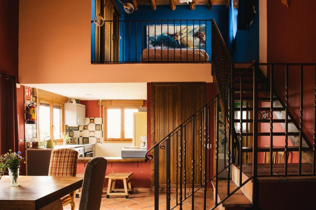 una cocina y una sala de estar con una escalera en una casa en Las Casitas de la Data en Gallegos