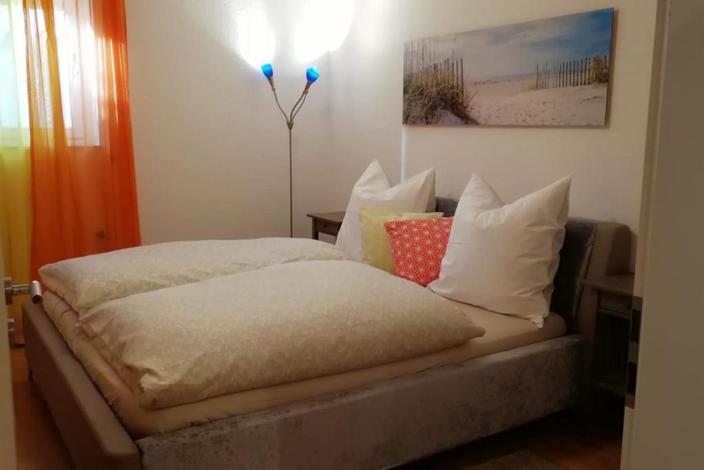 een bed met kussens in een kamer bij Ferienwohnungen - Panoramablick in Bayreuth