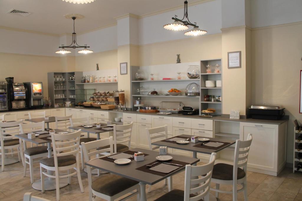A kitchen or kitchenette at Hotel Virginia