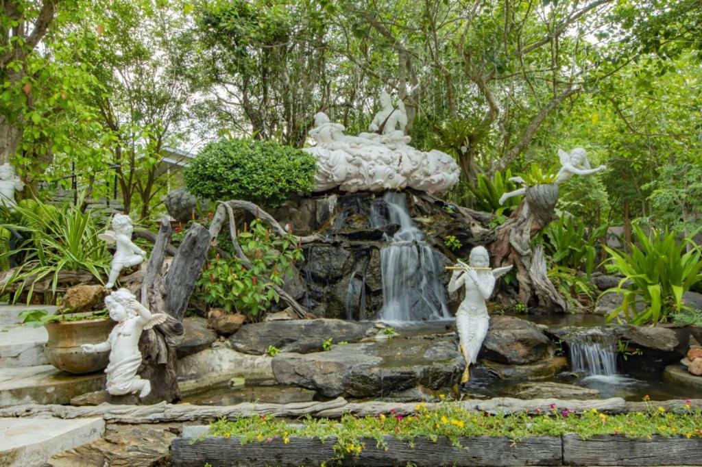 Zahrada ubytování Nana Resort Kaeng Krachan