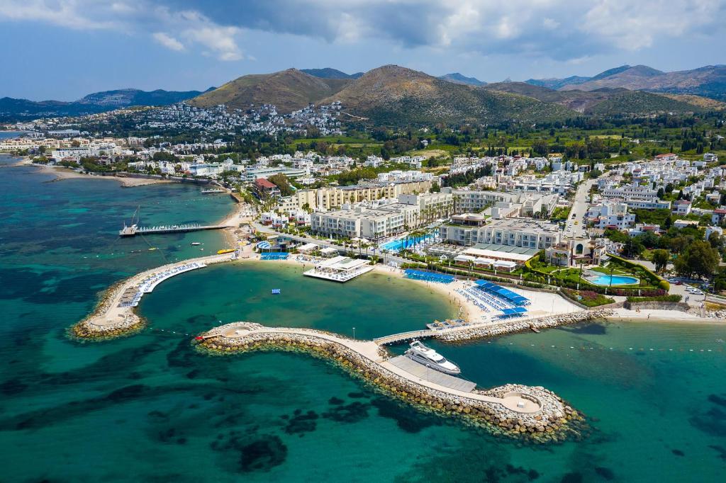 una vista aérea de un complejo en el océano en La Blanche Resort & Spa, en Turgutreis