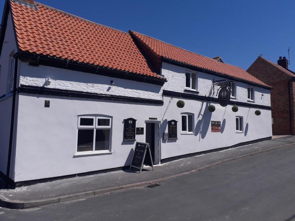 um edifício branco ao lado de uma rua em Nelthorpe Arms em Barton upon Humber