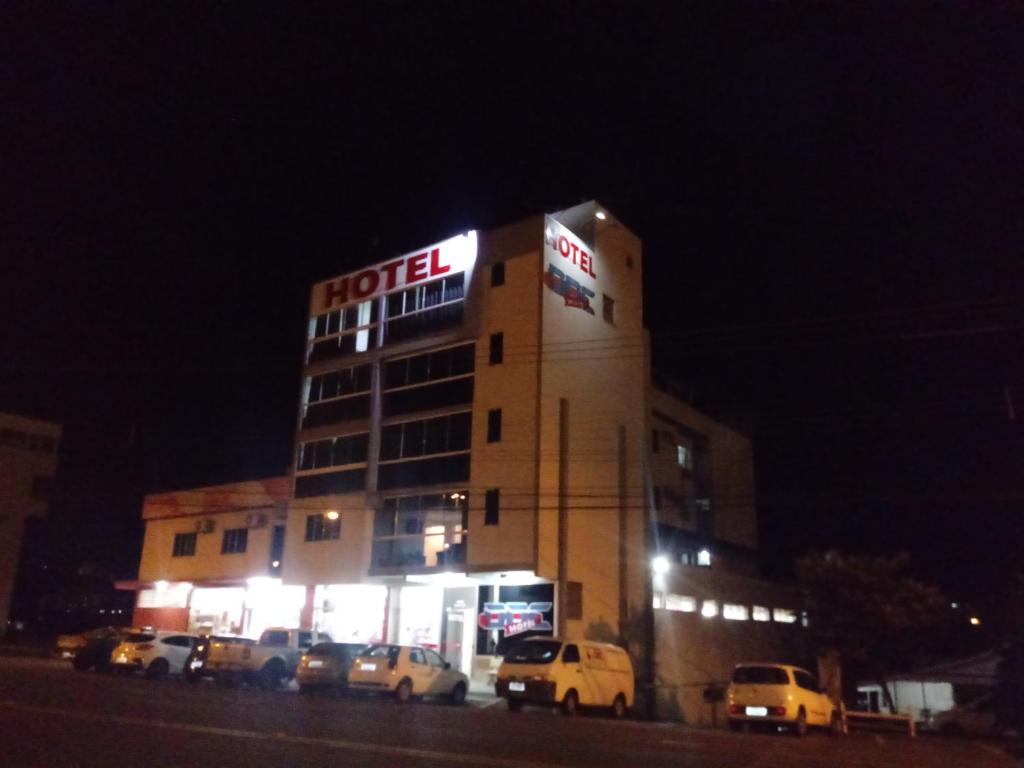 un hotel con coches aparcados delante de él por la noche en Hotel DDC en Erechim