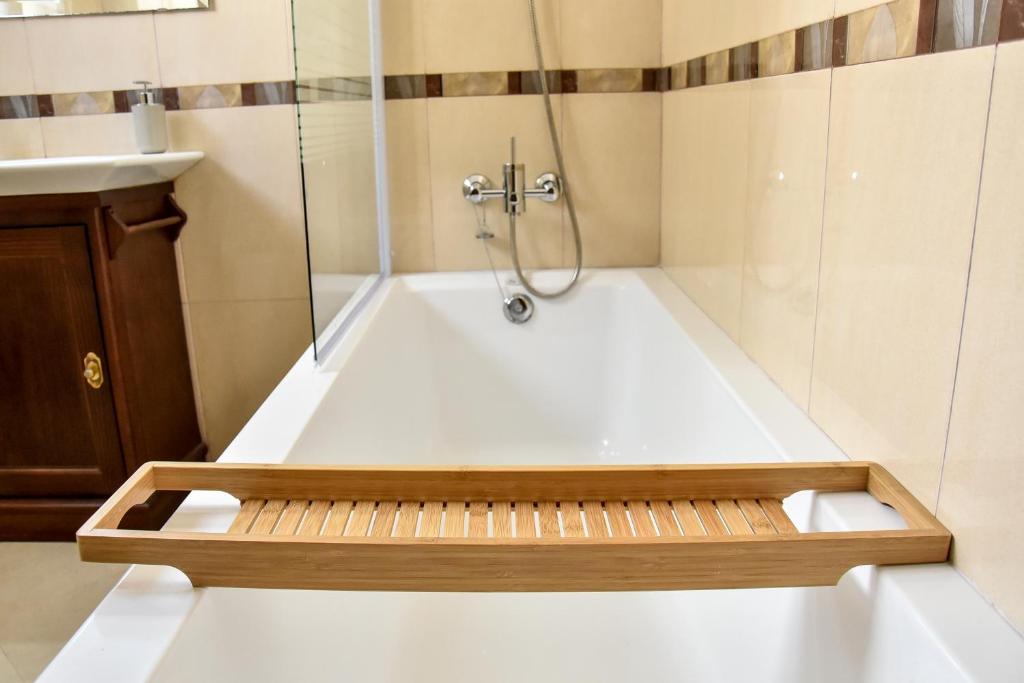 A bathroom at Alohamundi San Leandro